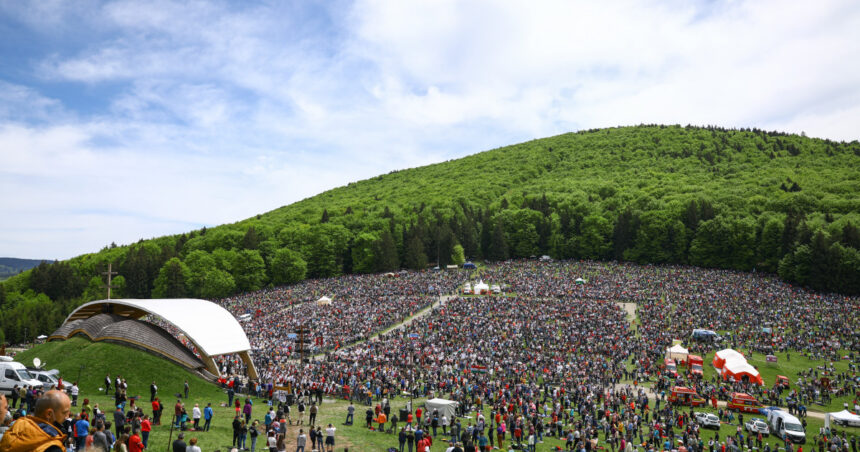 Pelerinaj impresionant cu 300.000 de oameni la Șumuleu Ciuc: „E plin de har aici” 1 video pelerinaj impresionant cu 300 000 de oameni la sumuleu ciuc e plin de har aici 68454d5b3977e