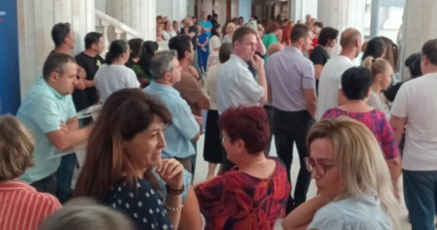 video protest la ministerul finantelor angajatii au oprit lucrul nemultumiti de taierea sporurilor 686283170f8d6
