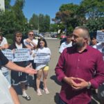 video senatorul aur nicolae vlahu alaturi de comerciantii protestatari din constanta situatia va fi analizata in comisia pentru abuzuri din senat 6842a4f73c2ef