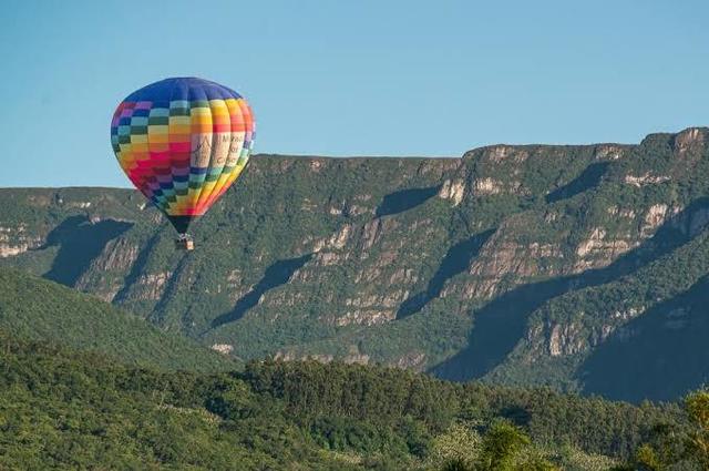 Un balon cu aer cald a luat foc în aer în Brazilia, provocând moartea a cel puțin opt persoane. 1 video un balon cu aer cald a luat foc in aer in brazilia cel putin opt persoane au murit 685799b481c49