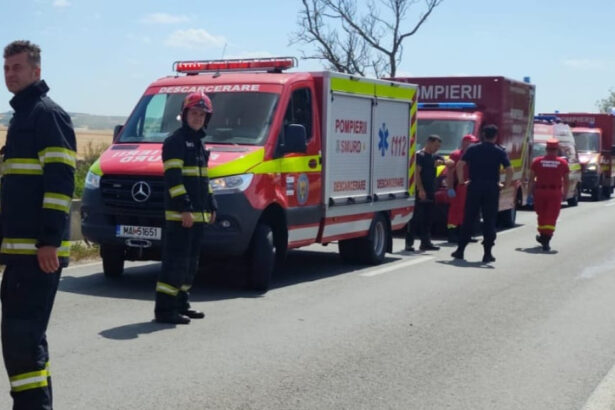 videofoto accident intre doua microbuze si un autoturism in bihor cinci persoane transportate la spital 68629bb202cbd
