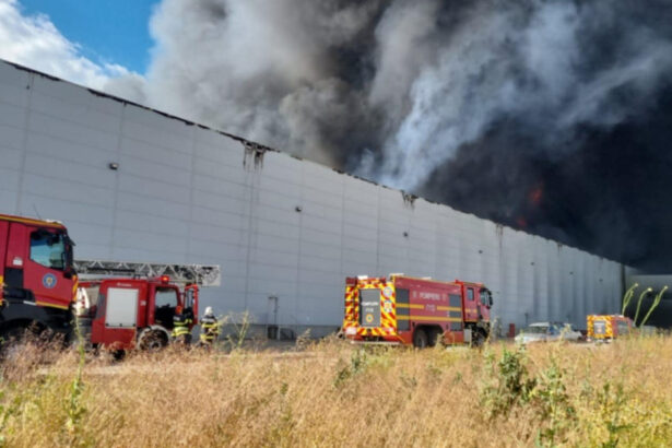 videofoto incendiu la o hala din incinta unui parc logistic situat la km 23 al autostrazii a1 pompierii intervin cu 14 autospeciale 68615f4b10376