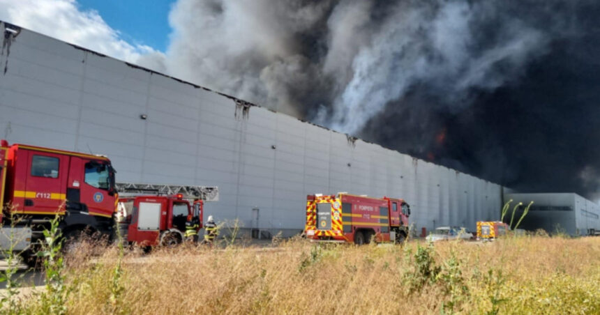 videofoto incendiu la o hala din incinta unui parc logistic situat la km 23 al autostrazii a1 pompierii intervin cu 14 autospeciale 68615f4b10376