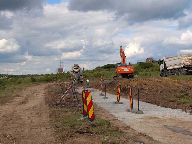 videofoto premiera erbasu a inceput asfaltarea pe tronsonul abandonat de bechtel si neatins 12 ani 684af06095313