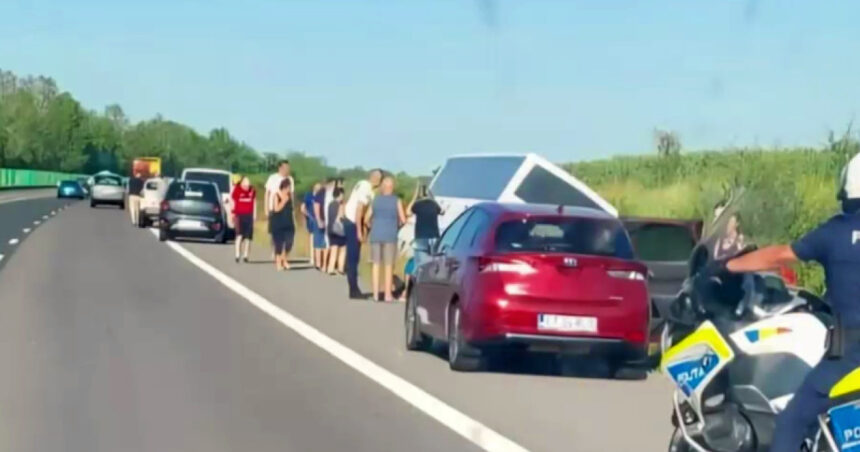 Un mort și mai mulți răniți, după ce un autocar plin cu copii s-a răsturnat pe autostrada A2. A fost activat Planul roșu de intervenție. 1 videofoto un mort si mai multi raniti dupa ce un autocar plin cu copii s a rasturnat pe autostrada a2 a fost activat planul rosu de interventie 685832d9d680f