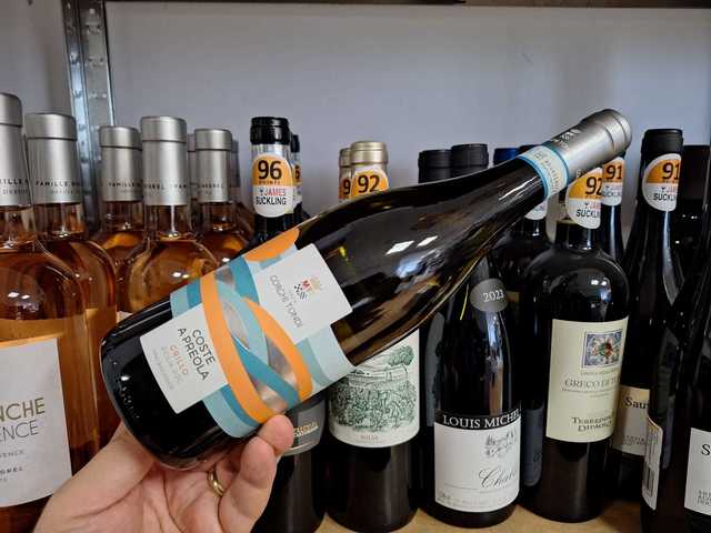vinul zilei un alb organic obtinut din soiul grillo care surprinde esenta verii siciliene in cea mai pura si sincera forma a ei 683e90c53fb4c