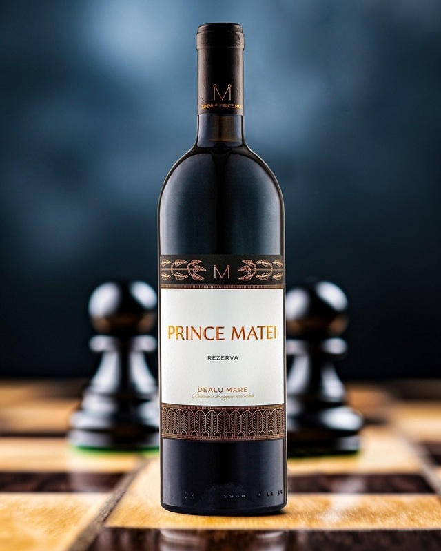 Vinul zilei: un Merlot emblematic pentru România, cu arome de fructe de pădure, piper negru, ciocolată, cafea și vanilie. Ideal pentru a fi savurat alături de carne roșie, vânat, brânzeturi maturate sau preparate tradiționale românești. 1 vinul zilei un merlot emblematic pentru romania cu note olfactive de fructe de padure piper negru ciocolata cafea si vanilie savuros alaturi de carne rosie vanat branzeturi maturate sau mancar 684bc367e1dbc