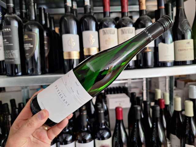 vinul zilei un vin de zi cu zi prietenos tonic si usor de baut cu note florale dominante urmate de arome de mere pere verzi grapefruit lamaie si piersica coapta 68491cbf7fd28
