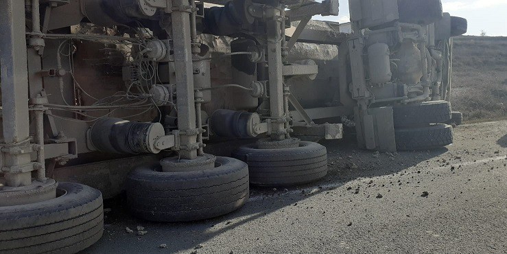 accident rutier la iesirea din slobozia un tir s a rasturnat in afara partii carosabile 6888ea7050a66