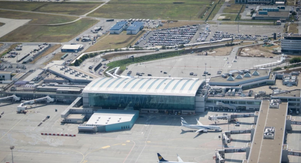 aeroportul din budapesta isi suspenda activitatea din cauza unei furtuni puternice 686c021ef3240