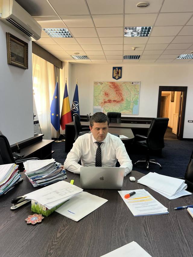 anunt cum vor fi taiate salariile directorilor de stat si cum vor fi dati afara mai usor angajatii incompetenti 686fb727cf88a