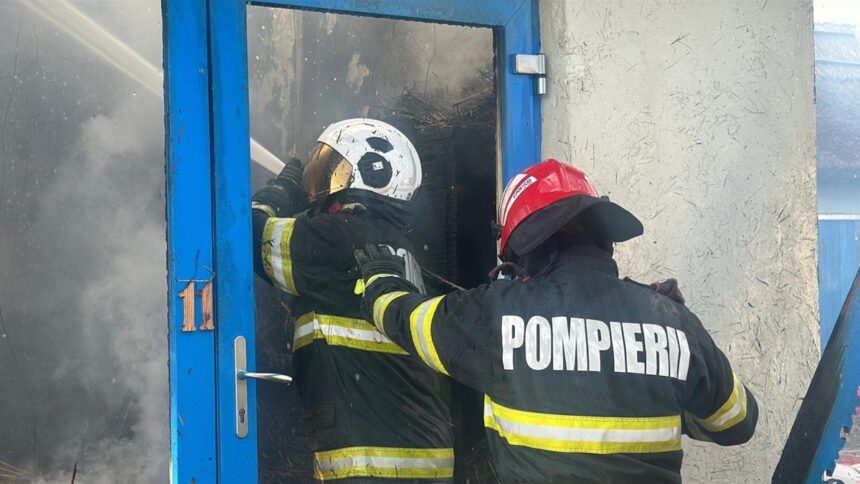 arde o casa in agigea patru autospeciale de stingere intervin la fata locului 6865162dcead7