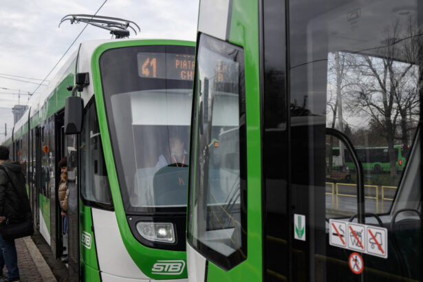 circulatia tramvaielor 41 si 25 a fost blocata dupa furtuna din bucuresti 68791dd03bda4