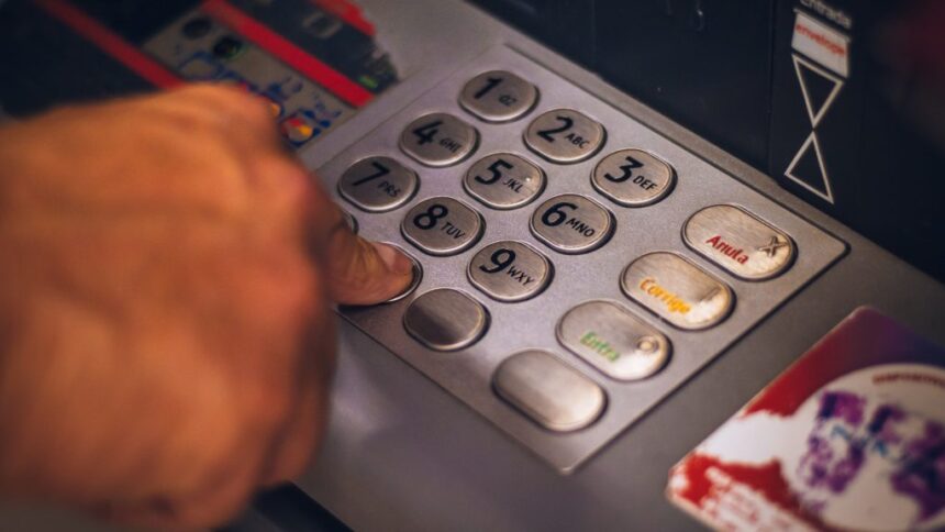 condamnat in trecut pentru ca a golit conturi bancare in mod fraudulos un barbat din valu lui traian doreste sa fie reabilitat pentru a avea cazierul curat 686f0e357cacf