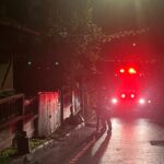 corbu 3 stalpi de electricitate au cazut peste un autoturism si au blocat strada principala din localitate 6879693fedb66
