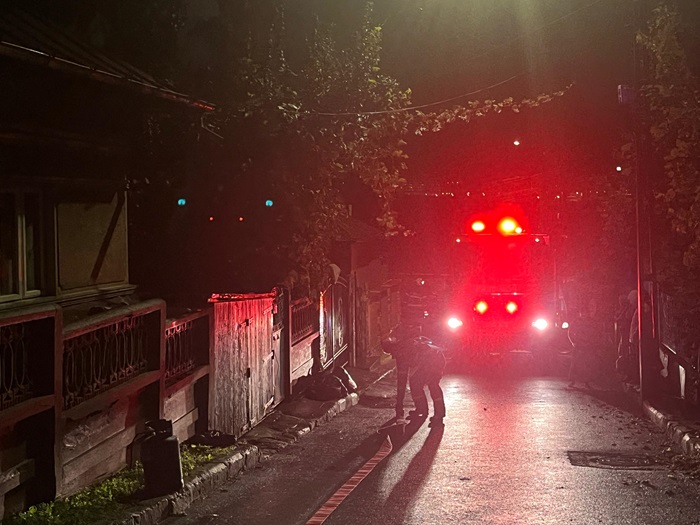 Corbu: Trei stâlpi de electricitate au căzut peste un autoturism, blocând strada Principală din localitate 1 corbu 3 stalpi de electricitate au cazut peste un autoturism si au blocat strada principala din localitate 6879693fedb66