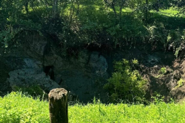 crater de 30 metri in maramures din cauza alunecarii de teren in zona unei foste mine de sare mai multe persoane evacuate din zona 687e756556f6b