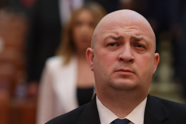 deputatul vexler renunta la ordinul national pentru merit dupa ce nicusor dan a contestat la ccr legea anti extremism 6870c0d6d3471