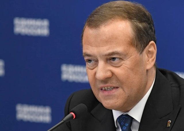Donald Trump și Dmitri Medvedev intră într-o polemică de la distanță. Iritat de retorica „periculoasă”, Trump îi spune lui Medvedev să „aibă grijă ce spune”, în timp ce aliatul lui Putin amenință cu arma nucleară rusă. 1 donald trump si dmitri medvedev intra intr o polemica de la distanta iritat de retorica periculoasa trump ii spune lui medvedev sa aiba grija ce spune aliatul lu 688b7f44844fd