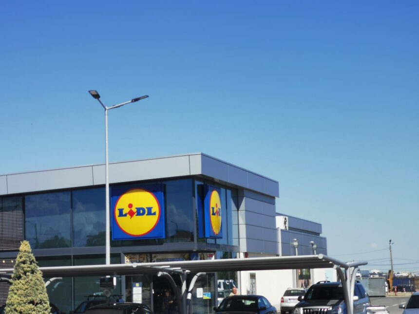 femeile prinse la iesirea din lidl ca le a crescut talia in timp ce erau la cumparaturi nemultumite de pedepse 687183912fff6