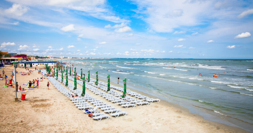 Fenomenul care afectează vacanța turiștilor de pe litoral. Temperatura apei mării a scăzut brusc de la 23 de grade la doar 13 grade 1 fenomenul care strica vacanta turistilor de pe litoral apa marii s a racit brusc de la 23 de grade la doar 13 grade 687f841837b33
