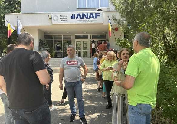 finantistii din buzau au iesit pentru a treia zi in strada am ajuns sa aducem de acasa scaune 6864f68349da3