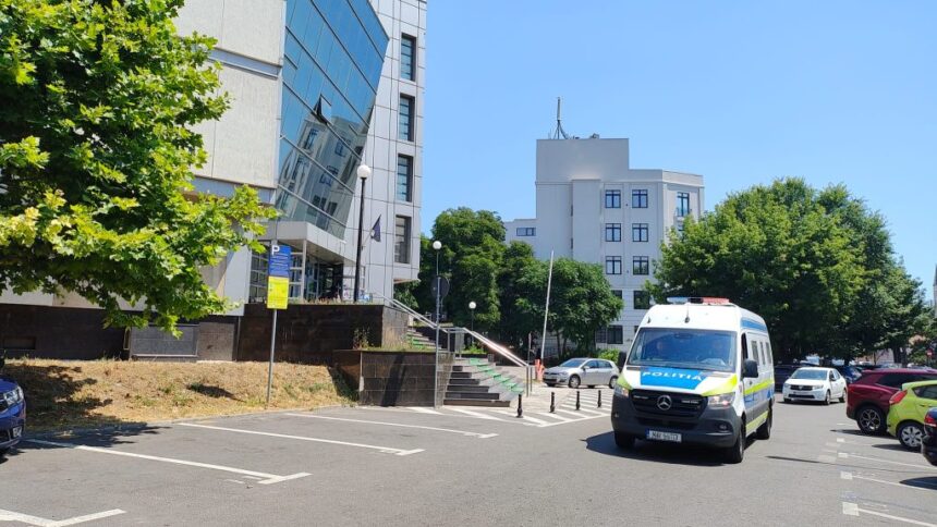 fostul politist acuzat ca divulga informatii dintr un dosar penal a cerut permisiunea sa plece din judet timp de doua zile in contextul masurii controlului judiciar 6882b526b7a60