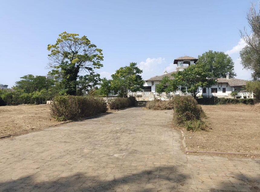 Acțiune de igienizare la Vila Regală din Mamaia, în curtea palatului Reginei Maria. Ce afirmă Ministerul Culturii 1 foto actiune de igienizare la vila regala din mamaia in curtea palatului reginei maria ce spune ministerul culturii 688b519cb8888
