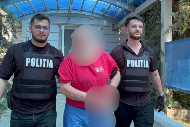foto batran de 75 de ani din constanta incatusat de politisti vezi aici ce acuzatii i se aduc 6871136a15fea