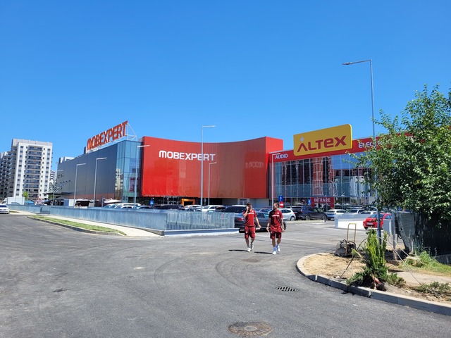 Dan Șucu inaugurează un mare magazin Mobexpert pe o fostă platformă industrială, similar cu cel din Băneasa. "În urmă cu o lună ploua în casă!" Ce spune despre concurentul IKEA alăturat 1 foto dan sucu inaugureaza un mare magazin mobexpert de talia celui din baneasa pe o fosta platforma industriala in urma cu o luna ploua in casa ce spune despre concurentul ikea alatu 68666b2b5552d