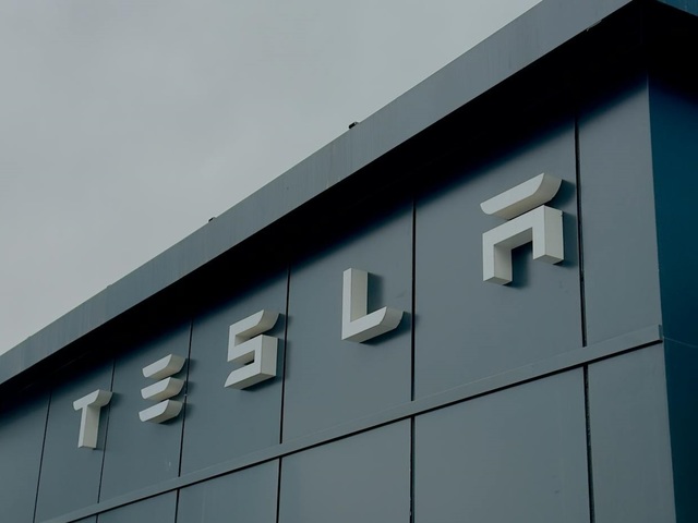 foto elon musk a deschis primul restaurant tesla cu statii rapide de incarcare 6880f6cc02945