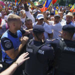 foto imbranceli cu jandarmii la protestul sustinatorilor lui calin georgescu un barbat a fost prins cu un cutit 687ce81f9f7de