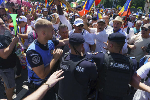 foto imbranceli cu jandarmii la protestul sustinatorilor lui calin georgescu un barbat a fost prins cu un cutit 687ce81f9f7de