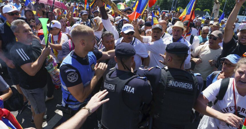 foto imbranceli cu jandarmii la protestul sustinatorilor lui calin georgescu un barbat a fost prins cu un cutit 687ce81f9f7de