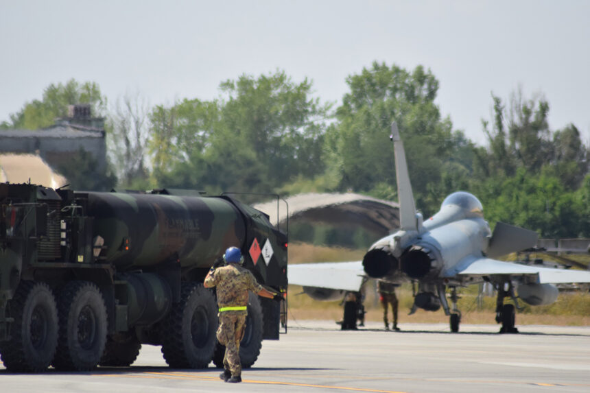 Operațiuni militare INEDITE la Baza Aeriană Mihail Kogălniceanu: Alimentare la cald a avioanelor Eurofighter 1 foto operatiuni militare inedite la baza aeriana mihail kogalniceanu alimentare la cald a avioanelor eurofighter 6883346eef598