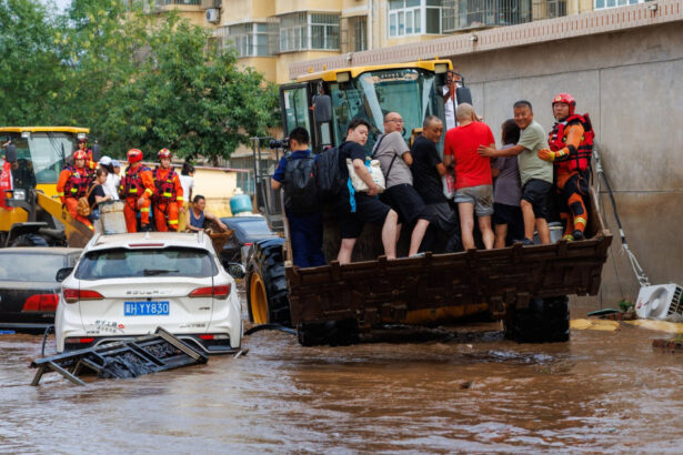 foto ploi si inundatii in china furtunile violente au ucis 30 de persoane si peste 80 000 au fost evacuate la beijing 688874c8d0685