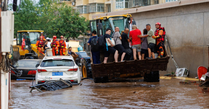 Ploi și inundații în China: Furtunile violente au cauzat 30 de decese și evacuarea a peste 80.000 de persoane la Beijing 1 foto ploi si inundatii in china furtunile violente au ucis 30 de persoane si peste 80 000 au fost evacuate la beijing 688874c8d0685