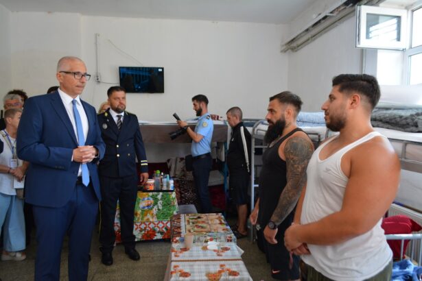 foto povesti din spatele gratiilor spuse de detinutii de la penitenciarul poarta alba ministrului justitiei radu marinescu ce i au reclamat oamenii demnitarului 687b12a09ff90
