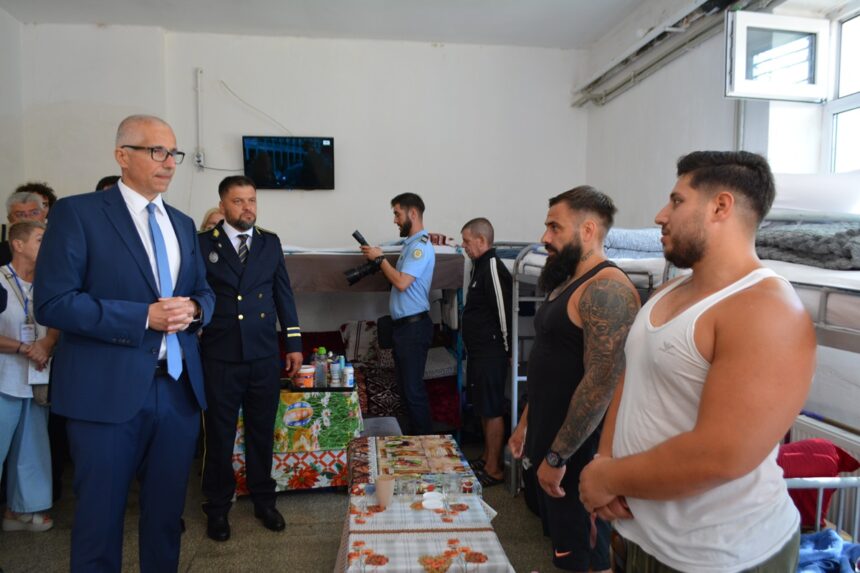 foto povesti din spatele gratiilor spuse de detinutii de la penitenciarul poarta alba ministrului justitiei radu marinescu ce i au reclamat oamenii demnitarului 687b12a09ff90
