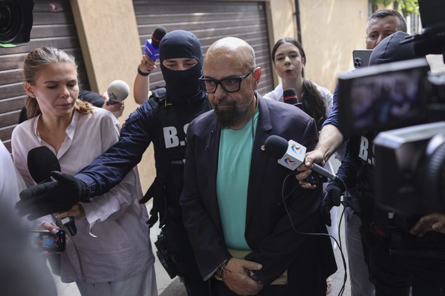 Reacția lui Piedone, suspectat că a anunțat un hotel din Sinaia despre un control: Nu ascund că proprietarul hotelului este prietenul meu 1 foto reactia lui piedone suspectat ca a anuntat un hotel din sinaia despre un control nu ascund ca proprietarul hotelului este prietenul meu 687f351c1a787