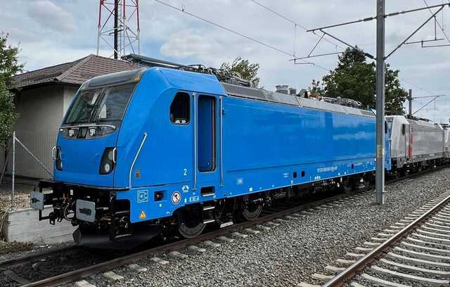 România primește prima locomotivă electrică nou construită cumpărată prin PNRR. Pe ce rute va circula 1 foto romania primeste prima locomotiva electrica nou construita cumparata prin pnrr pe ce rute va circula 6888d8ddb96fc