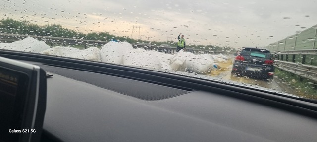 Saci cu cereale căzuți pe Autostrada București-Pitești, circulație pe banda de urgență 1 foto saci cu cereale cazuti pe autostrada bucuresti pitesti se circula pe banda de urgenta 6888cabe45e74
