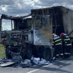 foto trafic blocat in totalitate pe un drum national dupa ce un camion a luat foc cabina cuprinsa de flacari imediat ce a coborat soferul 686fbab589850