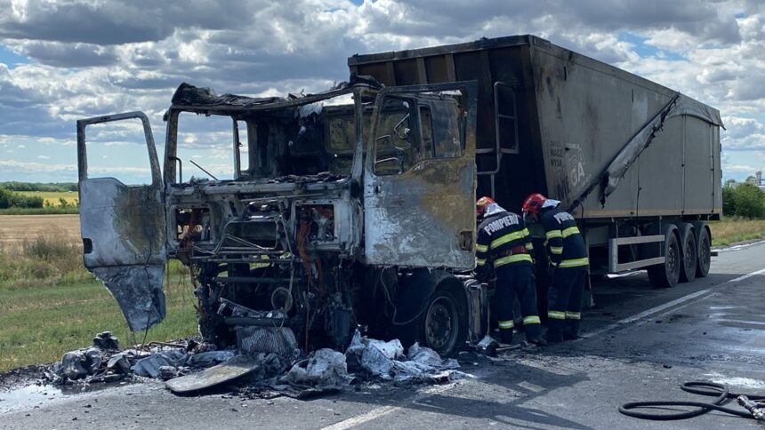 foto trafic blocat in totalitate pe un drum national dupa ce un camion a luat foc cabina cuprinsa de flacari imediat ce a coborat soferul 686fbab589850