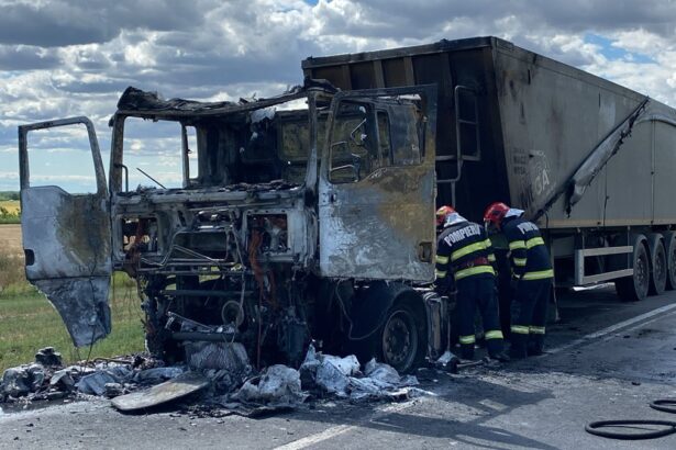 foto trafic blocat in totalitate pe un drum national dupa ce un camion a luat foc cabina cuprinsa de flacari imediat ce a coborat soferul 686fbabb33973