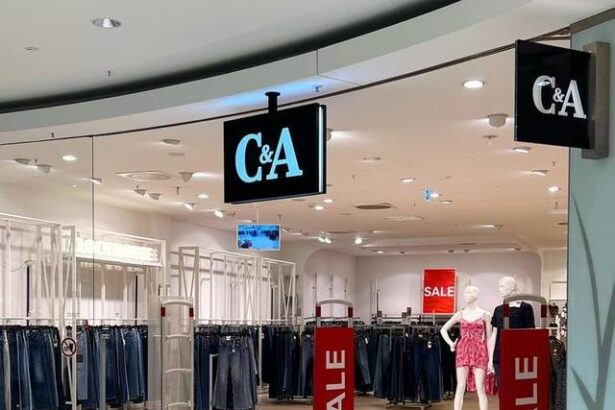 foto unul dintre cele mai mari magazine din romania parasit de ca va fi preluat de un brand cu preturi mici 6875d3b8870fb