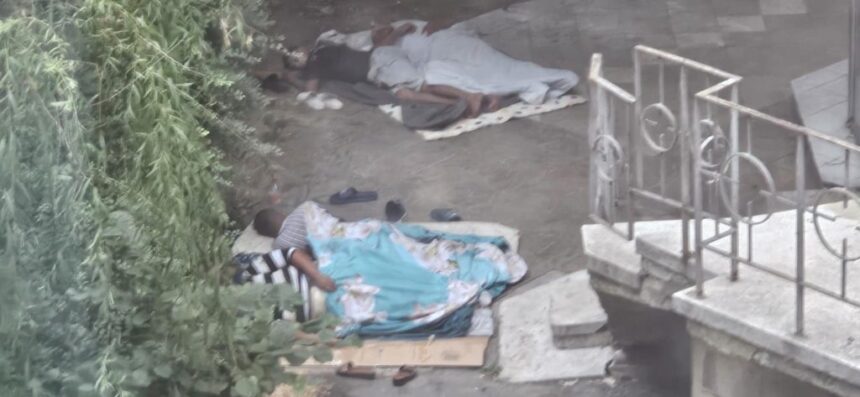 Vacanță prelungită pe domeniul public în Tomis III. „Turiștii” revin, seară de seară. 1 foto vacanta prelungita pe domeniul public in tomis iii turistii revin seara de seara 6883339d85640