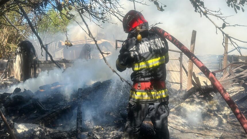 Intervenție contracronometru pentru stingerea unui incendiu la o microfermă din Tulcea 1 foto video interventie contracronometru pentru stingerea unui incendiu la o microferma din tulcea 6873b9d633a42