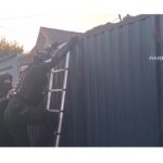 foto video presupusi dealeri de narcotice de pe piata din constanta prinsi de politisti stupefiantele ascunse in cele doua autoturisme ale unuia dintre suspecti 68824bd930944