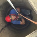 foto video s a dat alarma in valea nucarilor din judetul tulcea doi caini salvati dintr o fantana secata 687f9ad4ae2cf
